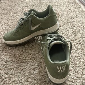 Nike Air Force 1 retro oil green summit white suede